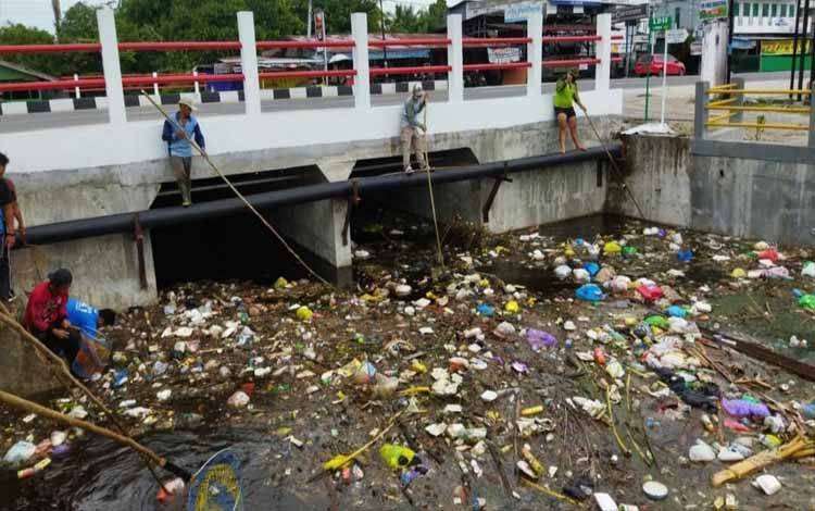 Tumpukan Sampah Jadi Salah Satu Penyebab Banjir di Palangka Raya