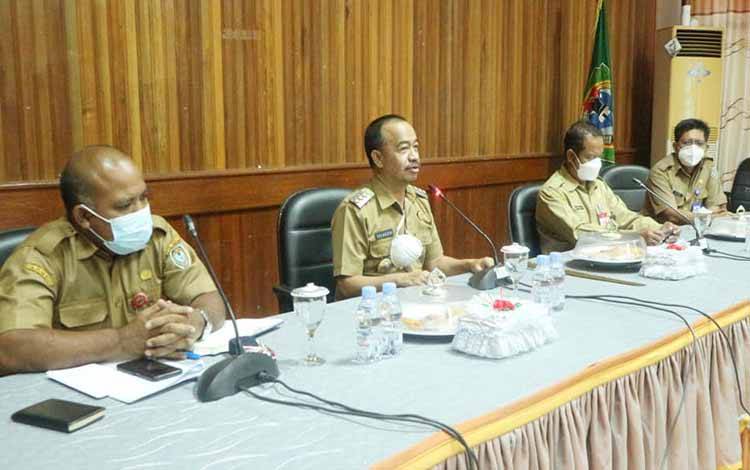 Bupati Seruyan, Yulhaidir memimpin rapat bersama kalangan dunia usaha dan perbankan