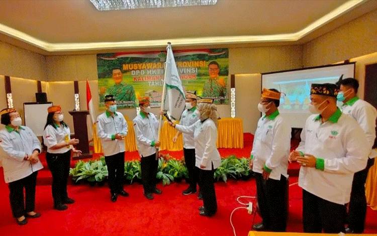 Bupati Perdie M Yoseph saat dikukuhkan menjadi ketua DPD HKTK Kalteng.