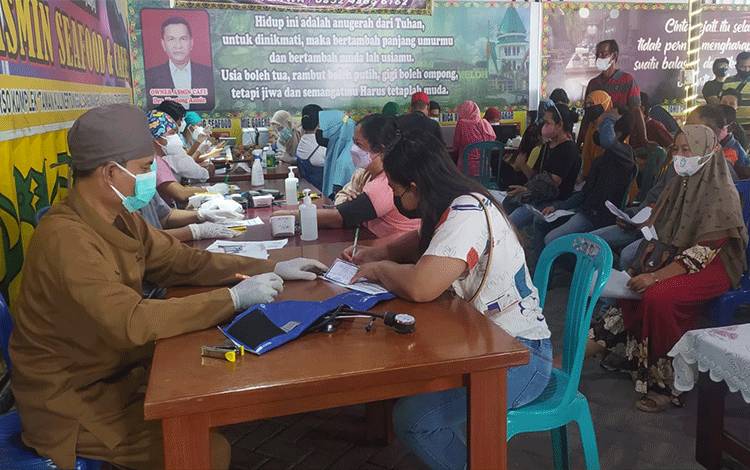 Pedagang Sentra Kuliner di Palangka Raya Jalani Vaksinasi Covid-19