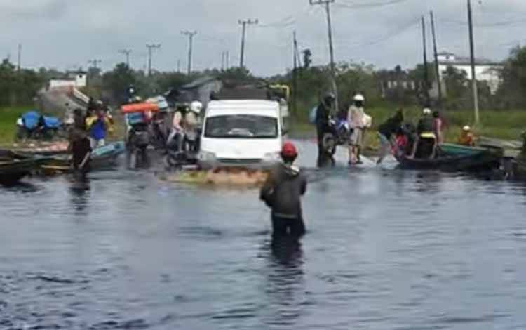 Kondisi Jalan Ahmad Saleh ruas Pangkalan Bun - Kolam yang terendam banjir