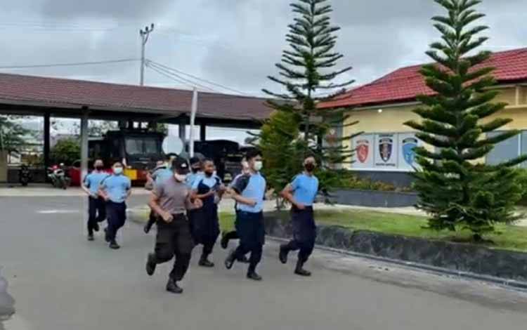 Tingkatkan Fisik dan Mental, Petugas Rutan Kuala Kapuas Ikuti Pelatihan di Polres