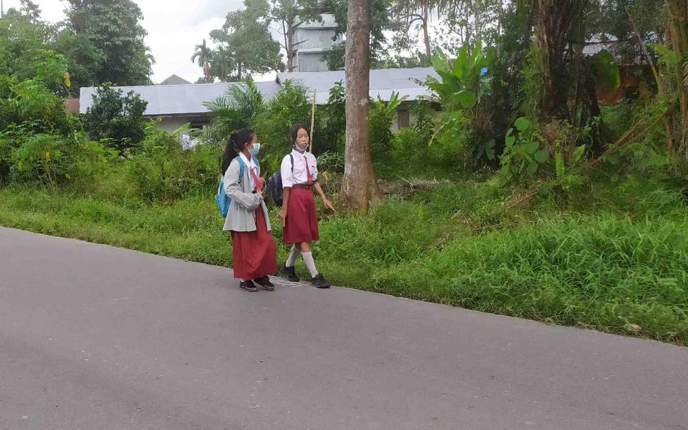 Sejumlah murid SD pulang sekolah dengan berjalan kaki usia melaksanakan pembelajaran tatap muka terbatas