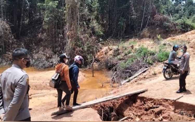 Jalan Kuala Kurun - Linau yang longsor