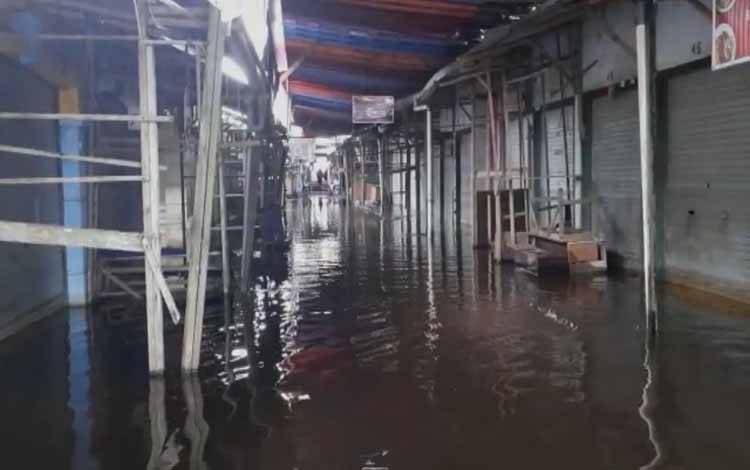Pasar Saik Indra Kencana Terendam Banjir