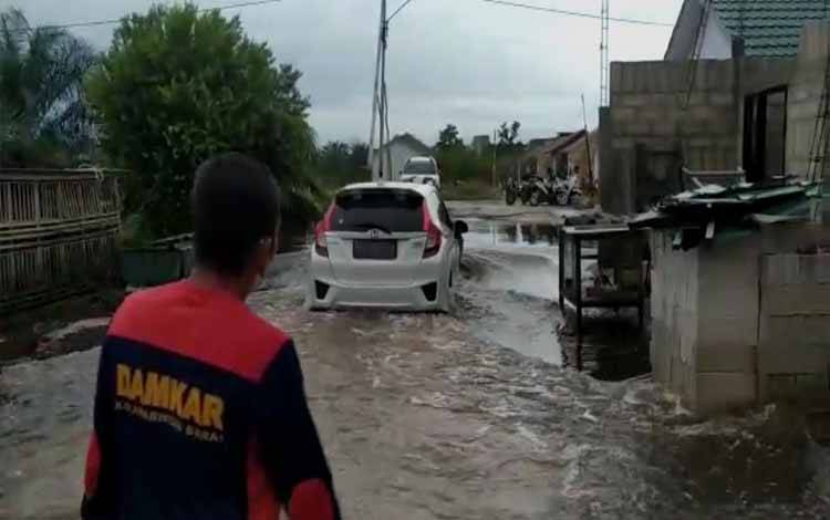 Damkar Kobar Evakuasi Mobil Terjebak Banjir dalam Garasi