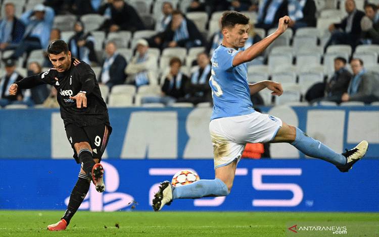 Penyerang Juventus Alvaro Morata (kiri) melepaskan tembakan dalam pertandingan Grup H Liga Champions lawan Malmo FF pada 15 September 2021. ANTARA/AFP/JONATHAN NACKSTRAND