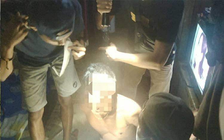 Terduga pelaku penganiayaan saat diamankan petugas.