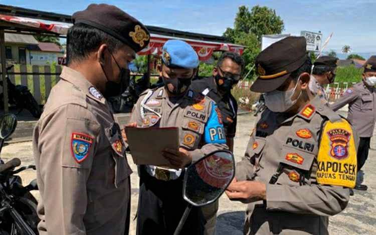 Kapolsek Kapuas Tengah Cek Kerapian Rambut dan Jenggot Personel