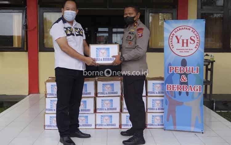 YHS Gandeng Satbrimob Polda Kalteng Salurkan Paket Sembako untuk Korban Banjir