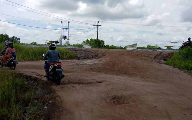 Warga Desa Saka Lagun berharap pemerintah bisa memperbaiki jalan desa ke wilayah Banama Tingang.