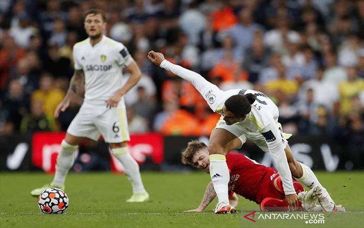 Gelandang serang Liverpool Harvey Elliott (bawah) tampak kesakitan setelah dijegal oleh bek Leeds United Pascal Struijk dalam laga lanjutan Liga Inggris di Stadion Elland Road, Leeds, Inggris, Minggu (12/9/2021). (ANTARA/REUTERS/ACTION IMAGES/Lee Smith)