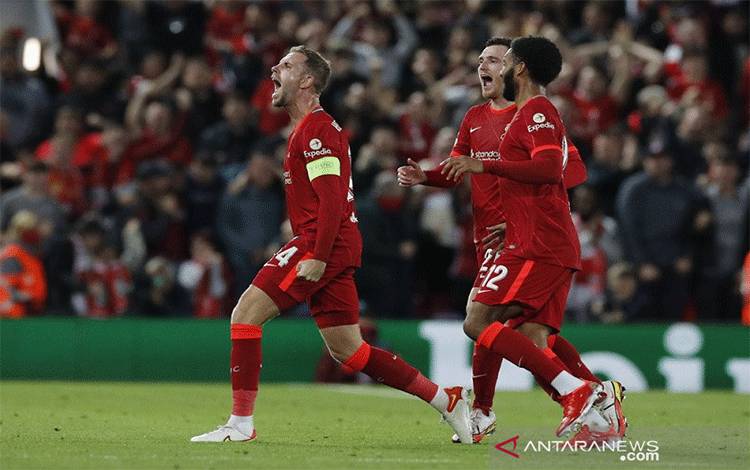 Kapten Liverpool Jordan Henderson (kiri) merayakan golnya ke gawang AC Milan dalam pertandingan Grup B Liga Champions di Stadion Anfield, Liverpool, Inggris, Rabu (15/9/2021) waktu setempat. (ANTARA/REUTERS/Phil Noble)