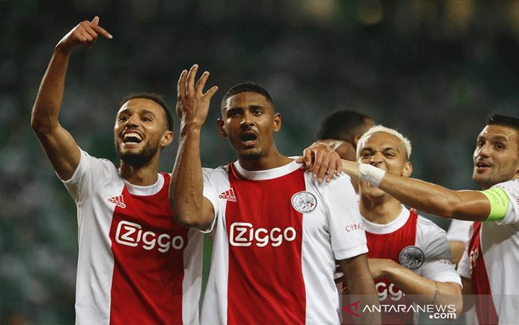 Sebastien Haller Kemas Caturgol, Ajax Lumat Sporting 5-1