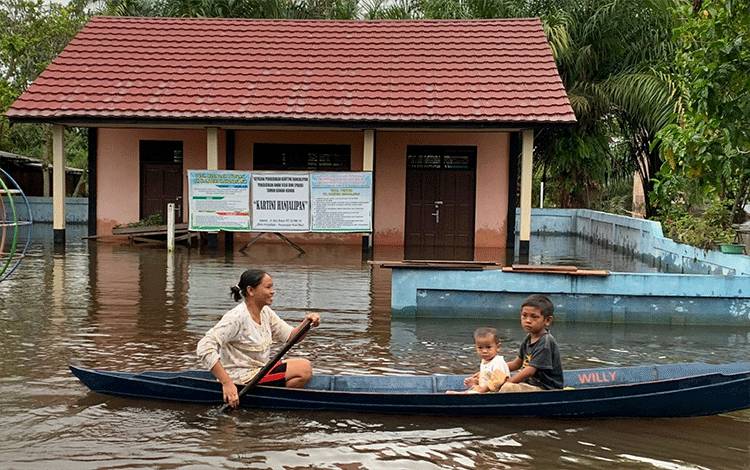 Kondisi banjir di Desa Hanjalipan, sebelum surut.?