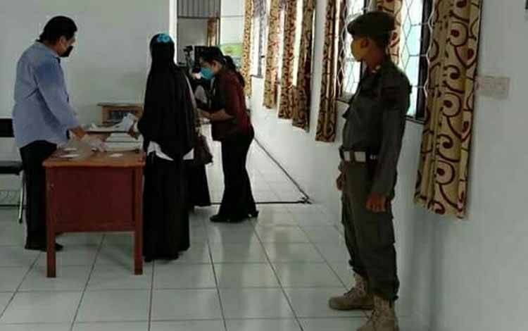 Personel Satpol PP dan Damkar Kapuas Awasi Prokes Seleksi PPPK Guru