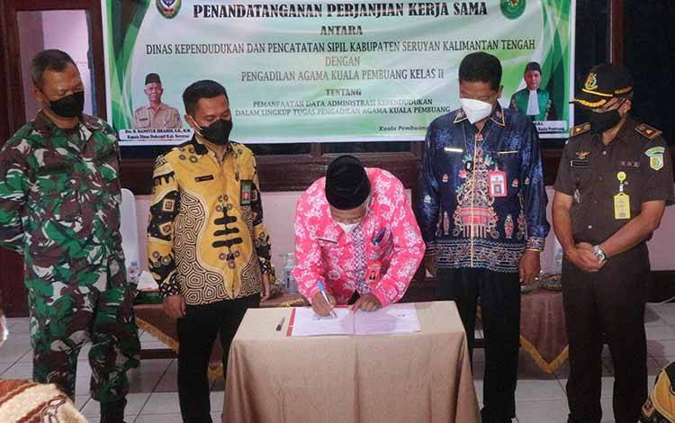 Disdukcapil Seruyan dan Pengadilan Agama Kuala Pembuang Teken MoU