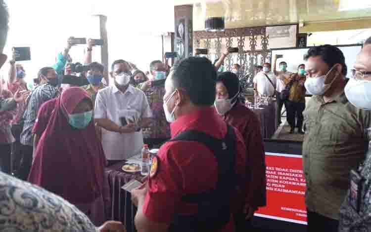 Kementerian Sosial Bersama Gubernur Kalteng Salurkan Program PKH
