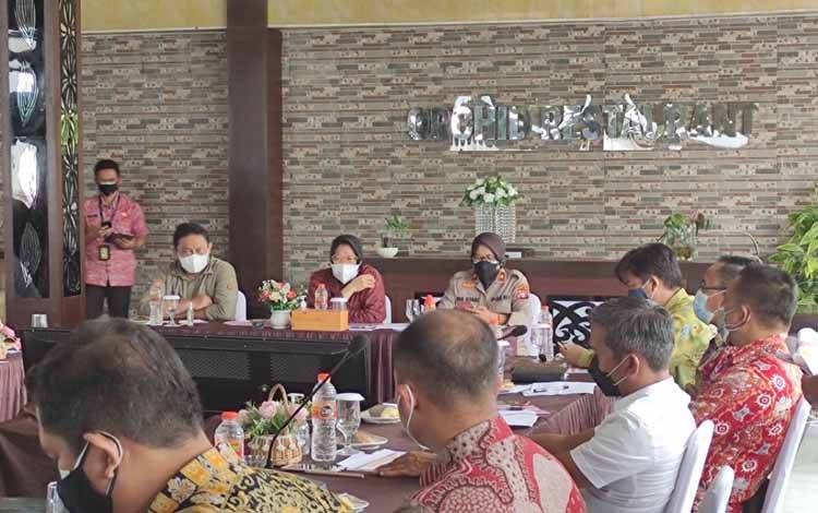 Menteri Sosial Tri Rismaharini menunjuk Kepala Dinas Sosial Katingan Elmon Sianturi saat menanyakan masalah bansos