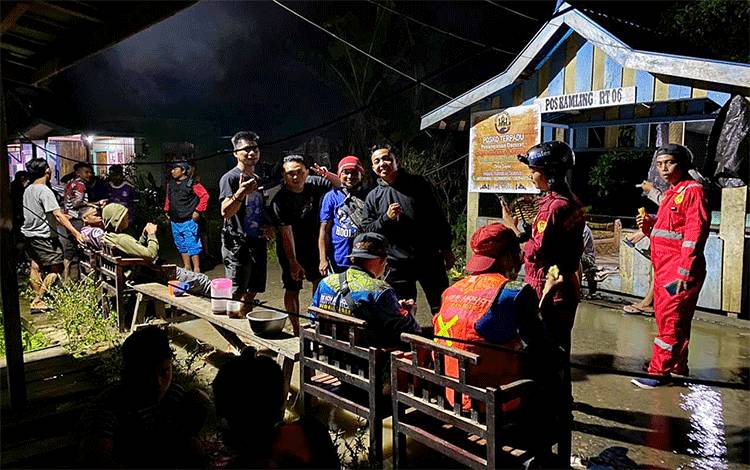 Banjir Meningkat di Pematang Karau Relawan Gabungan Bangun Dapur Umum