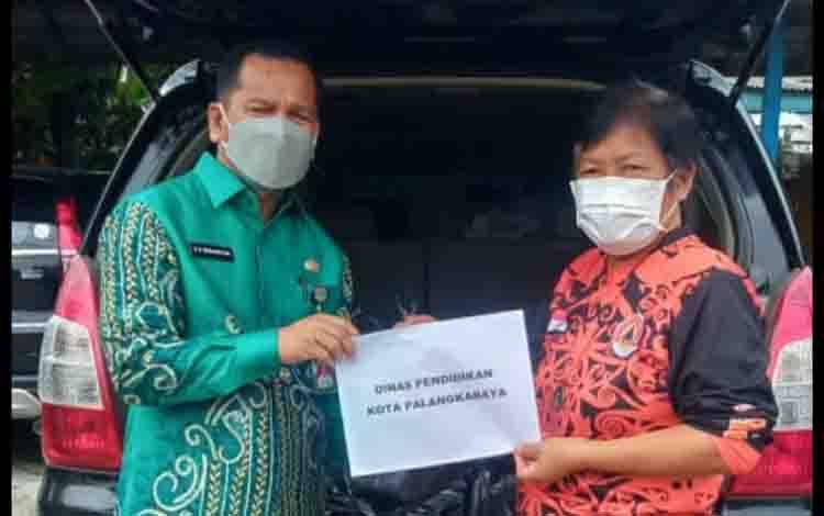 Dinas Pendidikan Salurkan Bantuan Untuk Warga Terdampak Banjir di Palangka Raya