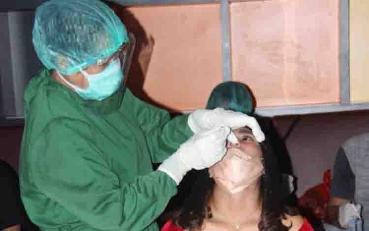 Petugas melakukan swab antigen pengunjung karaoke di Palangka Raya