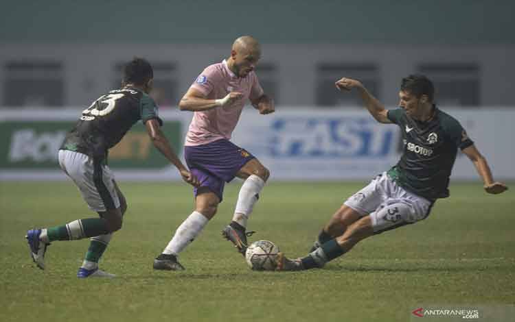 Pesepak bola Persik Kediri Youssef Ezzejari (tengah) berebut bola dengan pesepak bola Persikabo 1973 Siarhei Pushniakov (kanan) dalam pertandingan pekan ketiga Liga 1 2020-2021 di Stadion Wibawa Mukti, Cikarang, Kabupaten Bekasi, Jawa Barat, Jumat (17/9/2021). ANTARA FOTO/Aditya Pradana Putra/hp