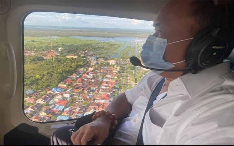 Gubernur Kalteng H Sugianto Sabran saat memantau banjir melalui udara dengan menggunakan helikopter