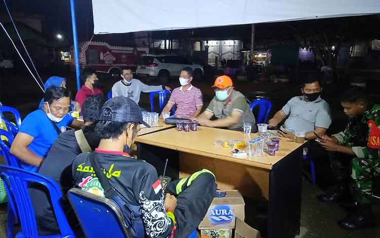 Kalaksa BPBD Damkar Barito Timur, Pabung Kodim 1012 Buntok dan Camat Dusun Tengah saat berada di Posko Siaga Bencana Banjir Ampah.