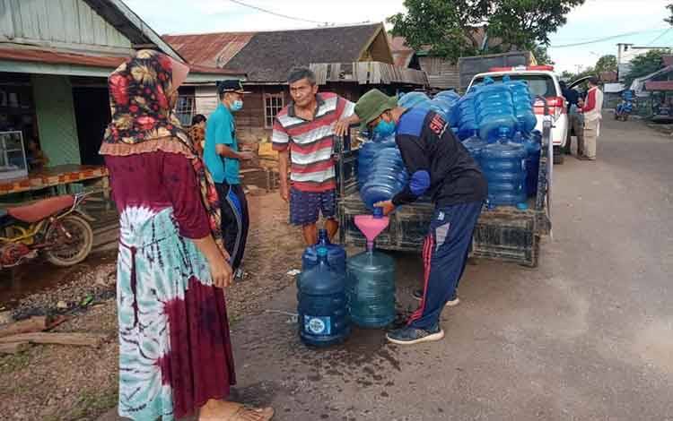 Pemdes Sembuluh I Bagikan Air Minum untuk Warga Terdampak Banjir  ?