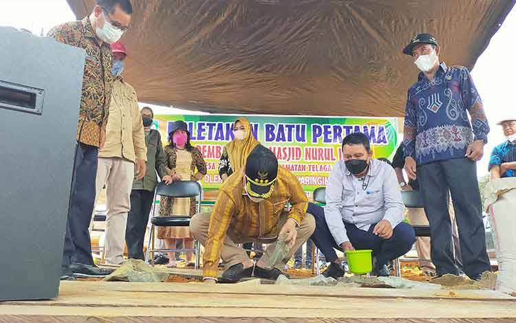 Bupati Kotim Lakukan Peletakan Batu Pertama Pembangunan 3 Rumah Ibadah di Desa Tumbang Puan