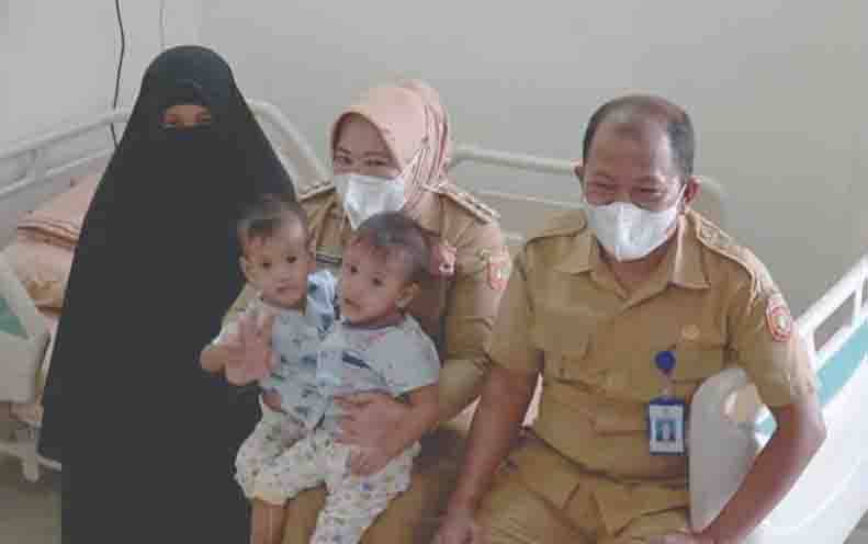 Balita kembar siam dipangku Bupati Kobar Nurhidayah sebelum diberangkatkan ke RSCM Jakarta.