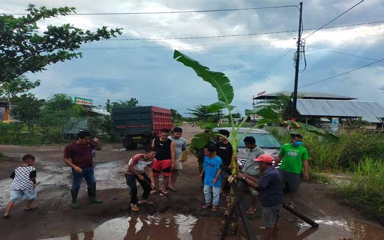 Sering Telan Korban, Warga Tanam Pohon Pisang di Jalan Tingang