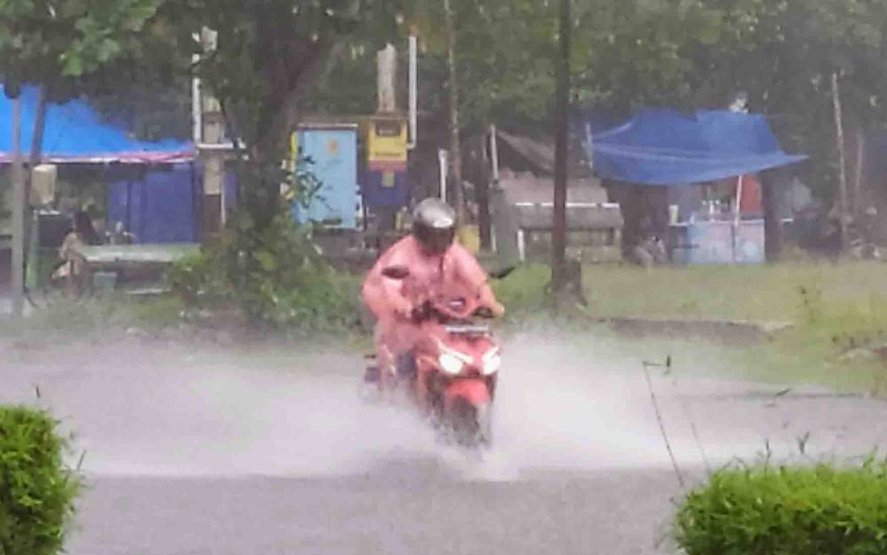 Hujan Deras Mengguyur Sampit, Warga Khawatir Banjir Susulan