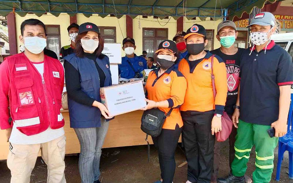 PMI Barito Timur Serahkan Bantuan untuk Warga Terdampak Banjir