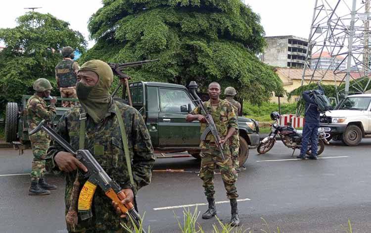 Tentara berjaga di pos pemeriksaan setelah pemberontakan yang menyebabkan penggulingan Presiden Alpha Conde di daerah Kaloum di Conakry di Guinea, Senin (6/9/2021)