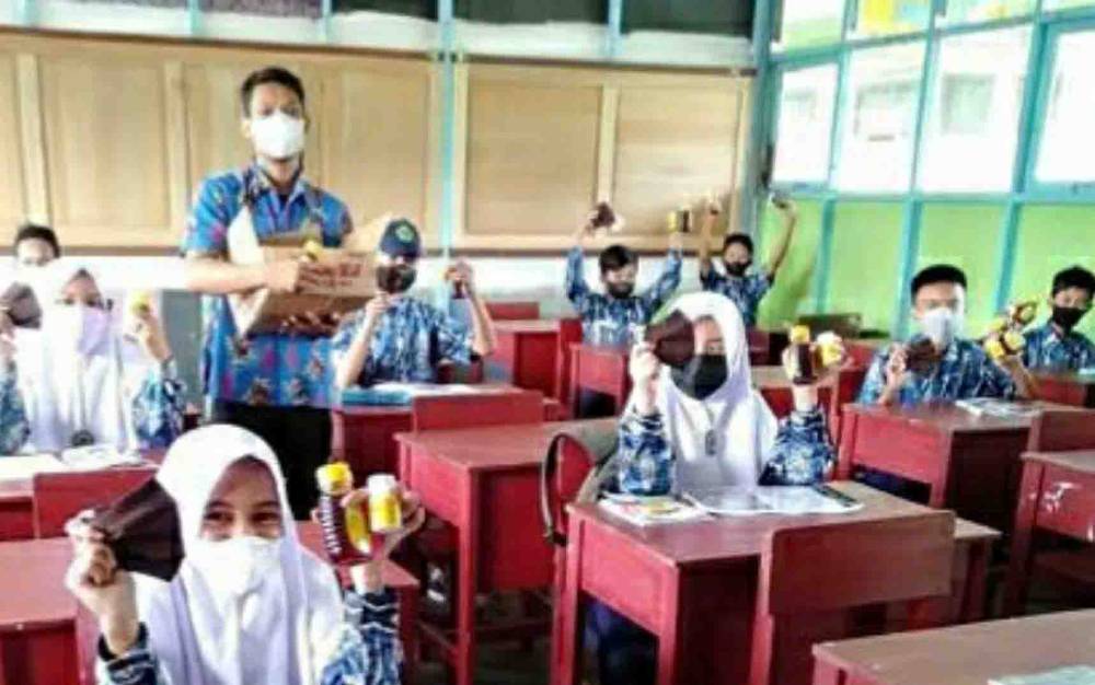 Tingkatkan Imunitas Tubuh, Pelajar MTsN 1 Kapuas Terima Suplemen Kesehatan