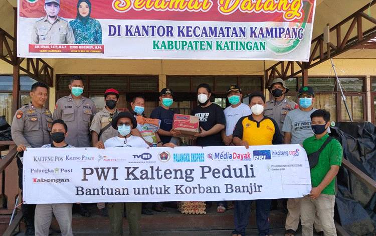 Camat Kamipang Katingan Apresiasi PWI Kalteng Bantu Korban Banjir