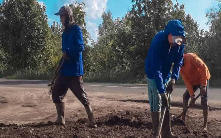 Sempat Ditanami Pohon Pisang, Jalan Tingang Induk Akhirnya Diperbaiki