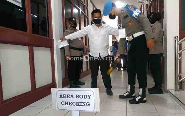 Sebelum Masuk Ruangan, Peserta Seleksi CPNS Seruyan Dilakukan Pemeriksaan Tubuh