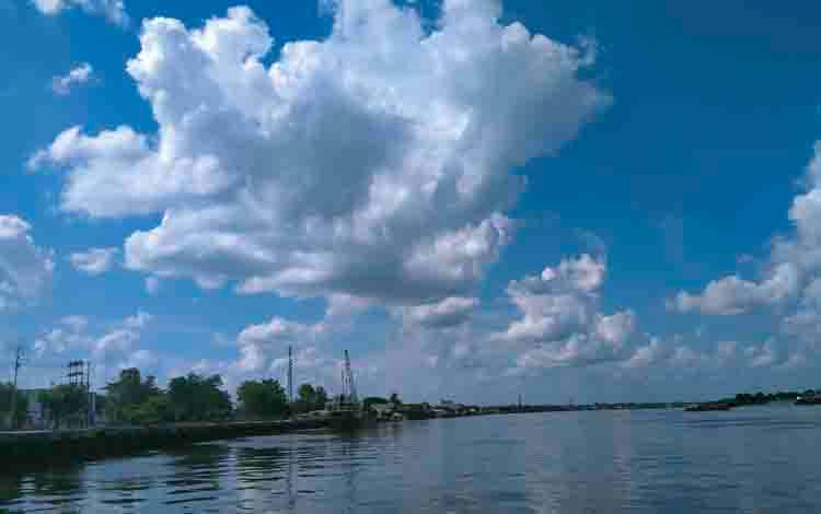 Kawasan Sungai Mentaya Sampit menjadi aktivitas jasa angkutan sungai.
