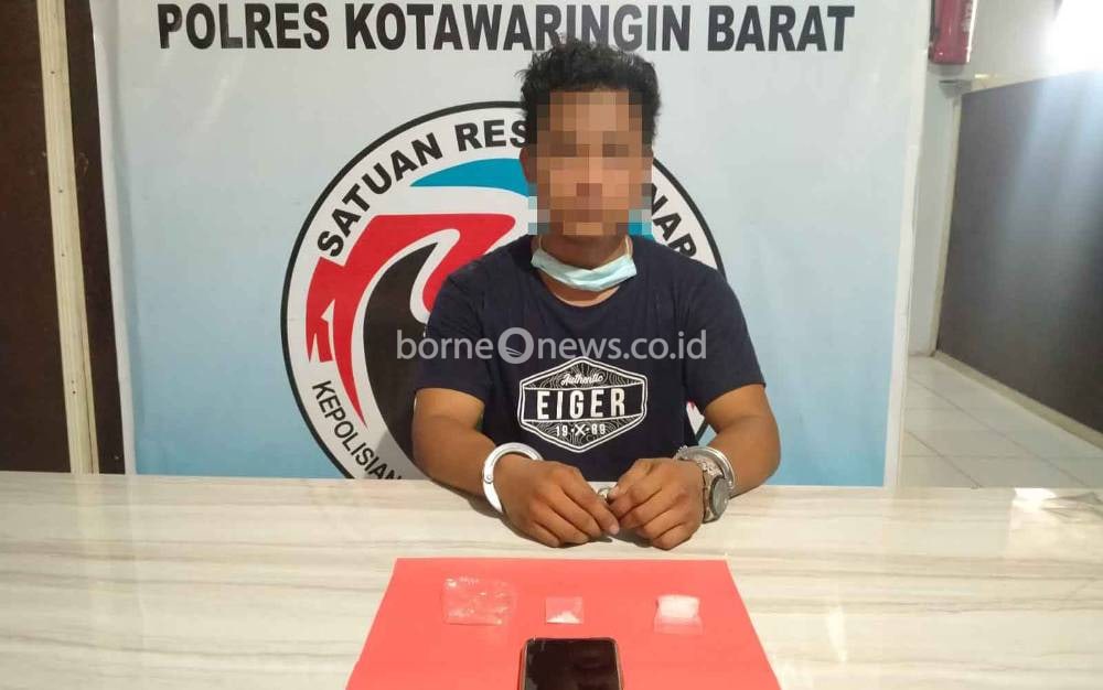 Pelaku pengedar sabu inisial RR diamankan Satresnarkoba Polres Kobar.