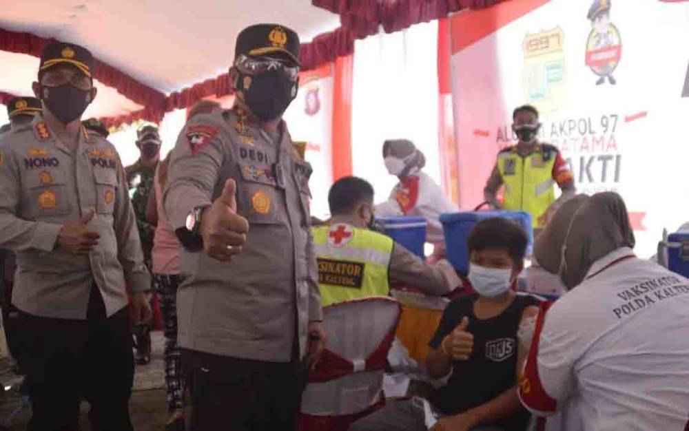 Kapolda Kalteng Tinjau Pelaksanaan Vaksinasi Covid-19 Massal di Katingan