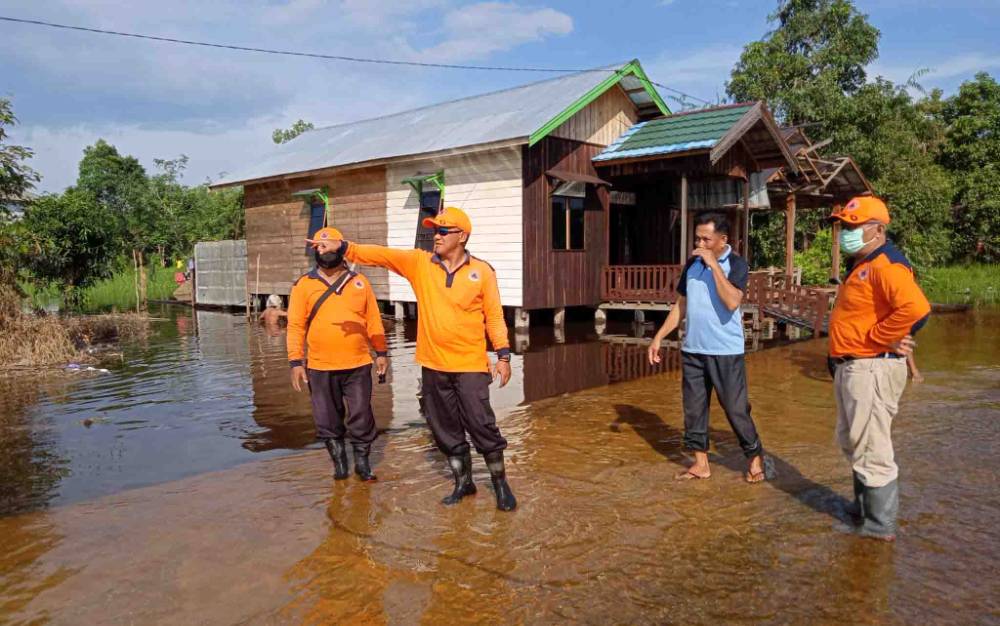 BPBD Damkar Barito Timur Pantau Banjir di Desa Muara Palantau