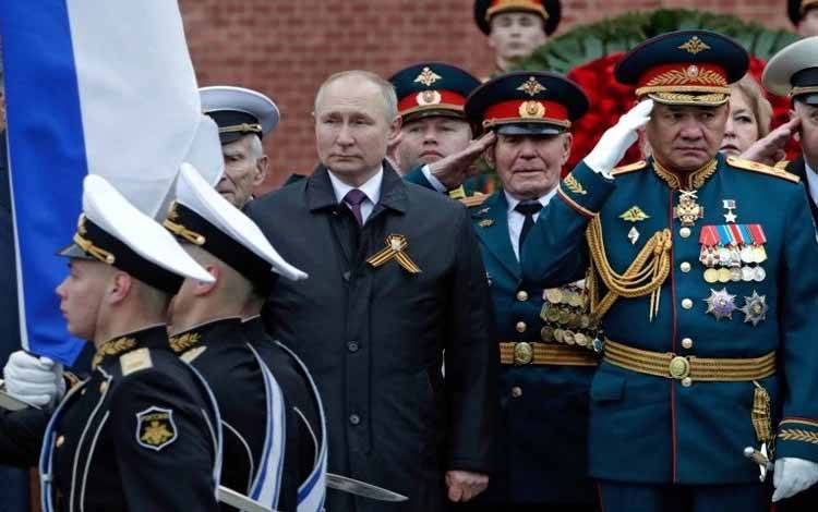 Presiden Rusia Vladimir Putin (tengah, tanpa topi) di pusat kota Moskow, Rusia (9/5/2021)