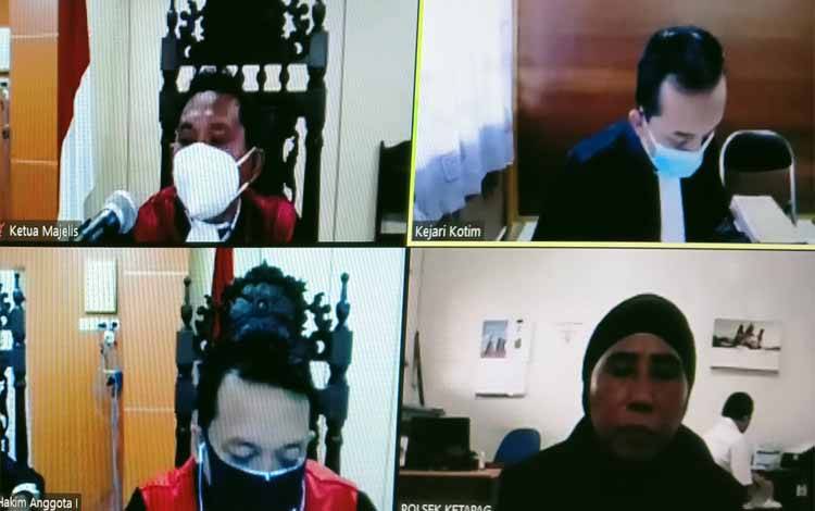 Reni (bawah kanan) terdakwa kasus sabu saat sidang online