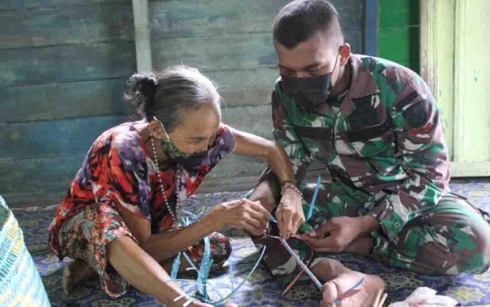 Personel Satgas TMMD pun Belajar Seni Kerajinan Lokal dengan Nenek ini