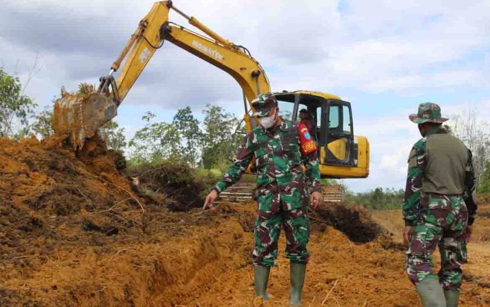 Dandim 1016 Palangka Raya Kolonel Inf Rofiq Yusuf meninjau kegiatan pembangunan jalan dan pembuatan parit sasaran fisik TMMD