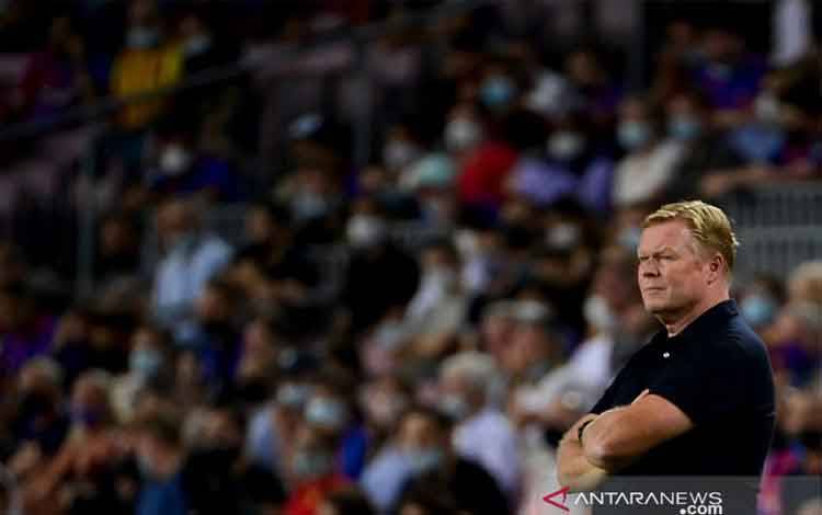 Pelatih Barcelona Ronald Koeman ketika laga melawan Bayern Muenchen pada pertandingan Grup E Liga Champions di Stadion Camp Nou, Barcelona , 14 September 2021. (ANTARA/AFP/LLUIS GENE)