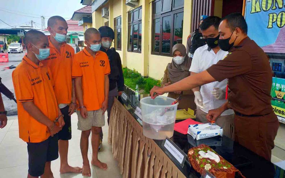 Ketiga tersangka menyaksikan pemusnahan barang bukti sabu, Selasa, 21 September 2021.